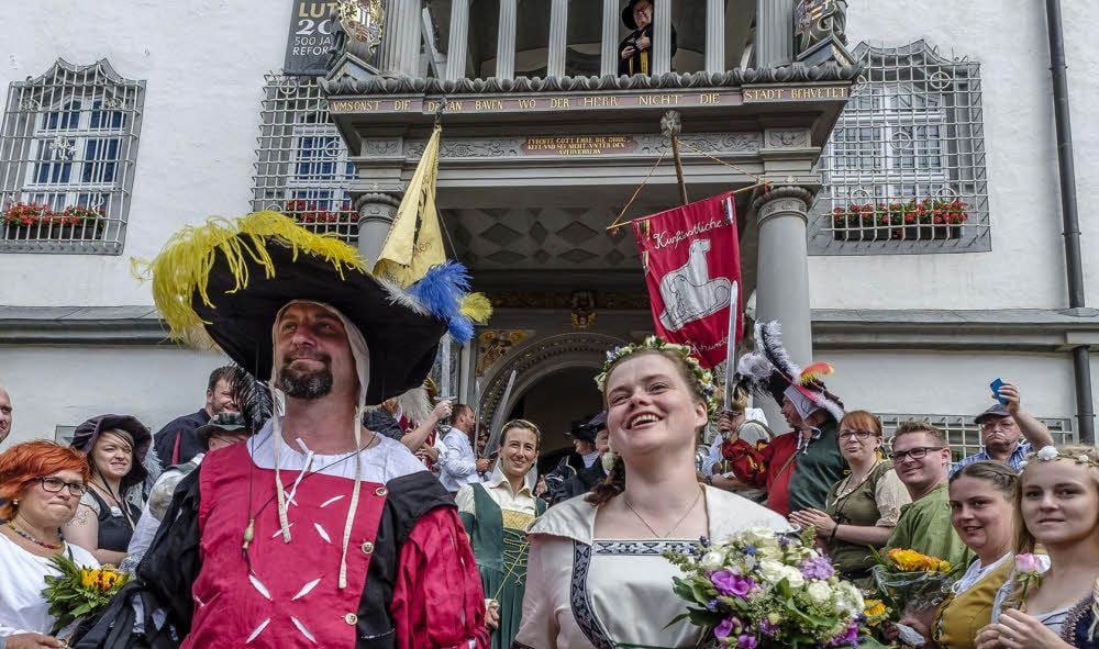 Das „echte“ Brautpaar: Anett und Steffen Brandt aus Pratau ließen sich am Samstag im Alten Rathaus trauen, bevor sie wie in den vergangenen Jahren auch im Festumzug mitliefen. Die beiden sind begeisterte und aktive Stadtfest-Fans.