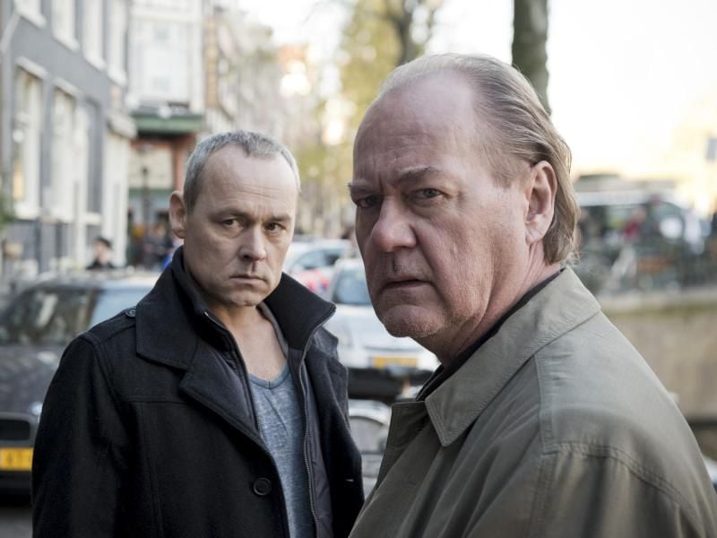 Bruno van Leeuwen (Peter Haber, r) und Anton Gallo (Marcel Hensema) rollen gemeinsam einen alten Fall wieder auf. Foto: Martin Valentin Menke/ZDF