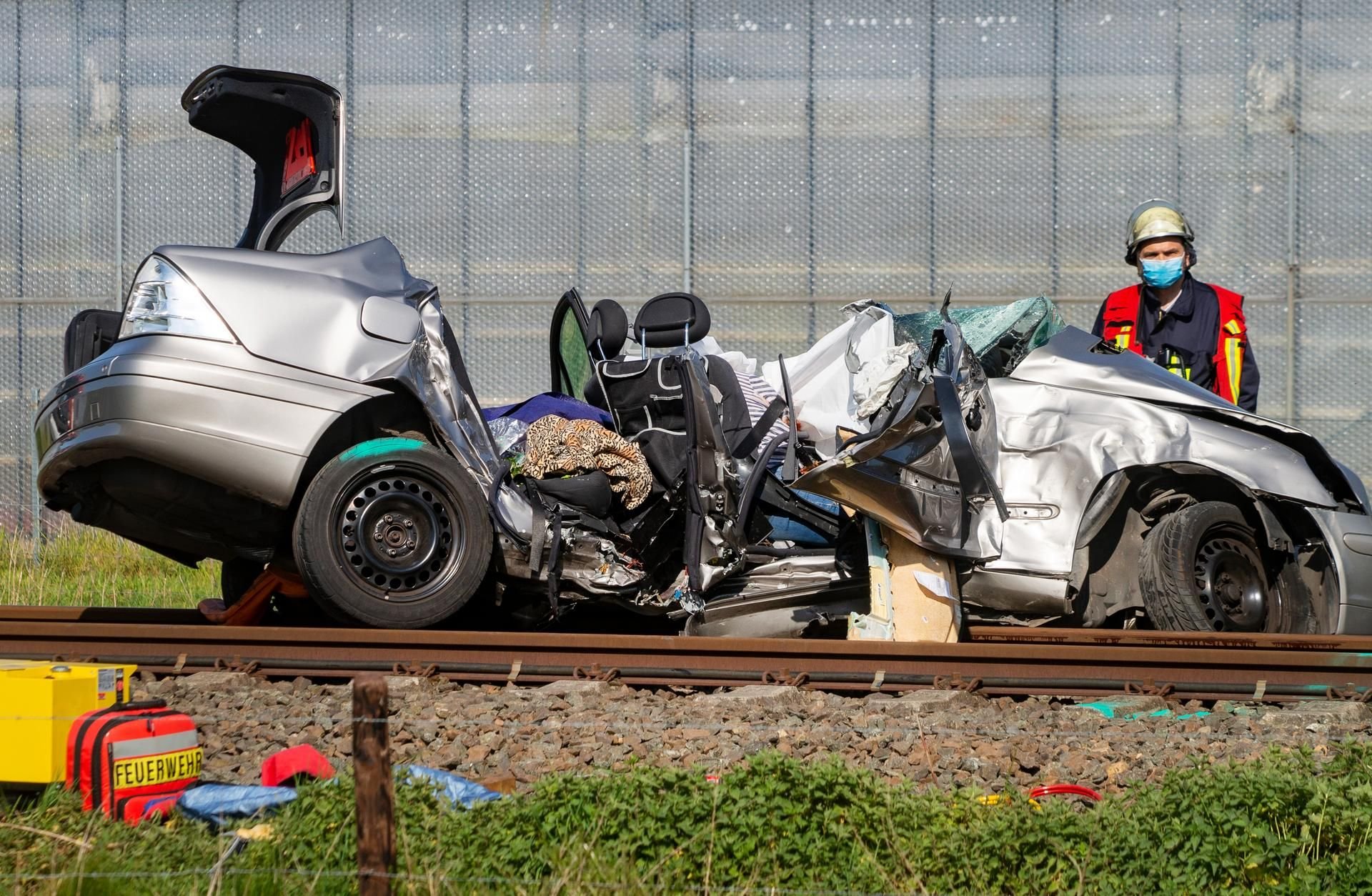 Drei Menschen starben am Freitag bei einem Unfall an einem Bahnübergang in Hamminkeln.