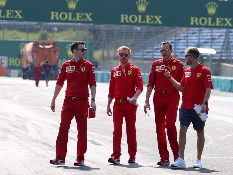 Sebastian Vettel (r) inspiziert in Budapest die Strecke. Foto: Photo4/Lapresse/Lapresse via ZUMA Press