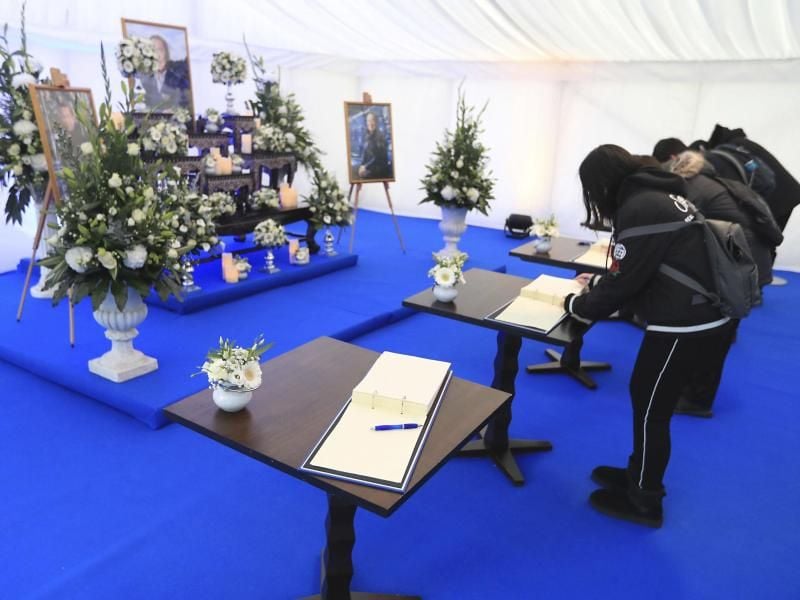 Leicester City-Fans schreiben in ein Kondolenzbuch für Vichai Srivaddhanaprabha. Foto: Mike Egerton/PA
