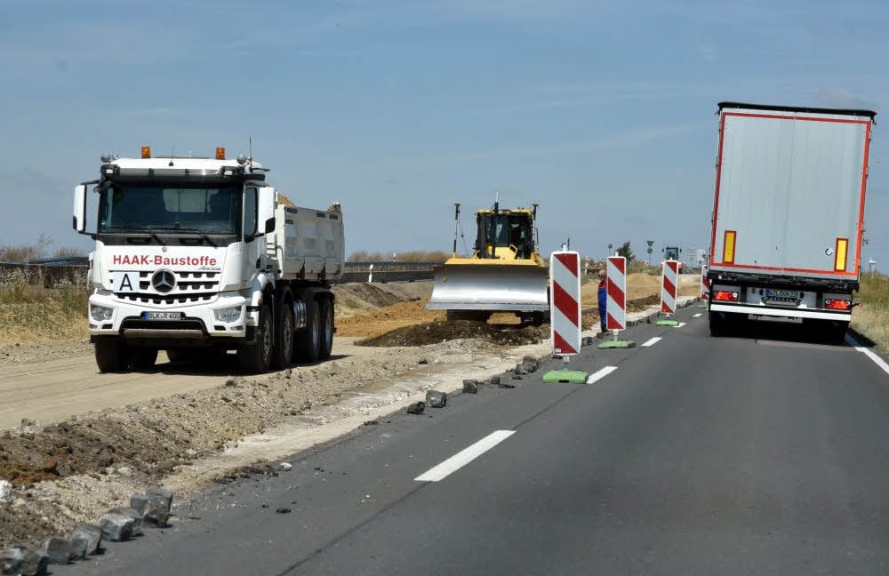 Nur etwa drei Meter liegen zwischen Fahrbahn und Baustelle.