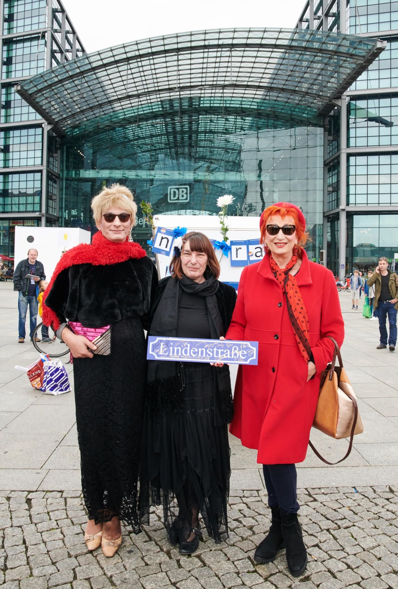 Die Schauspielerin Zazie De Paris (r.) und anderen Demonstranten halten vor dem Hauptbahnhof ein „Lindenstraße“-Schild während der Demonstration gegen die Absetzung der Fernsehserie.