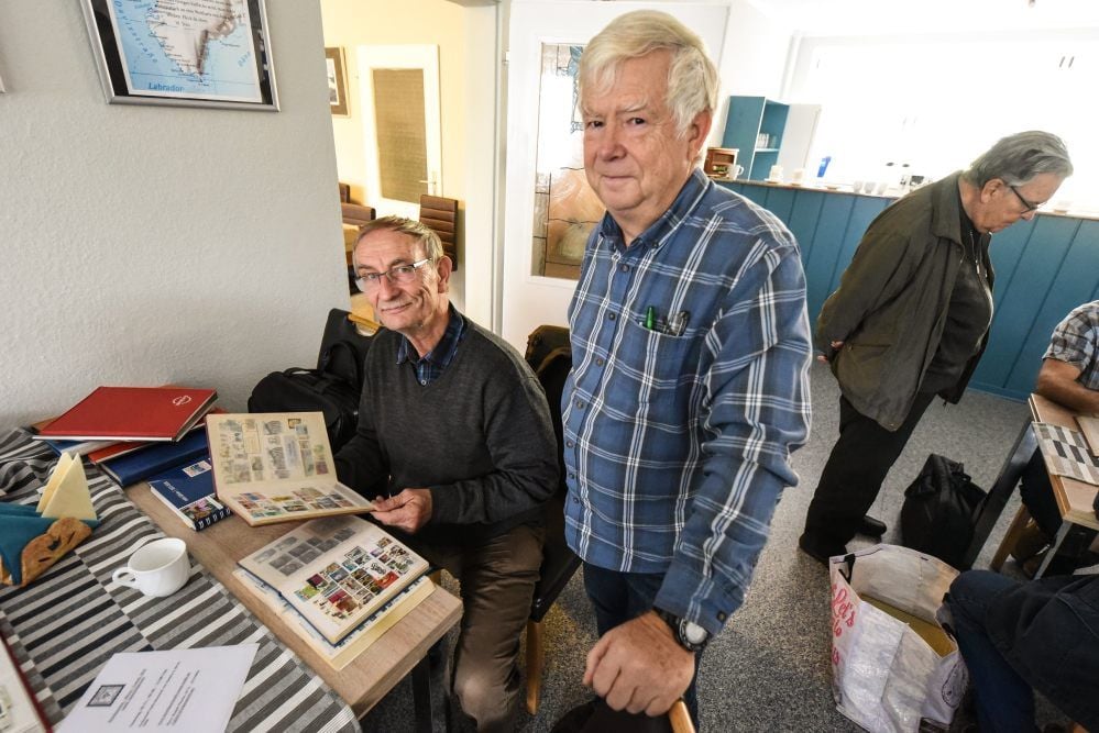Die Vereinsmitglieder Horst Löscher (l.) und Hans Schmidt teilen die Leidenschaft des Briefmarkensammelns.