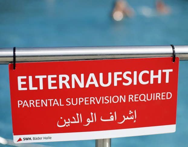 Ein Schild weist Eltern in Halle darauf hin, auf ihre Kinder zu achten.