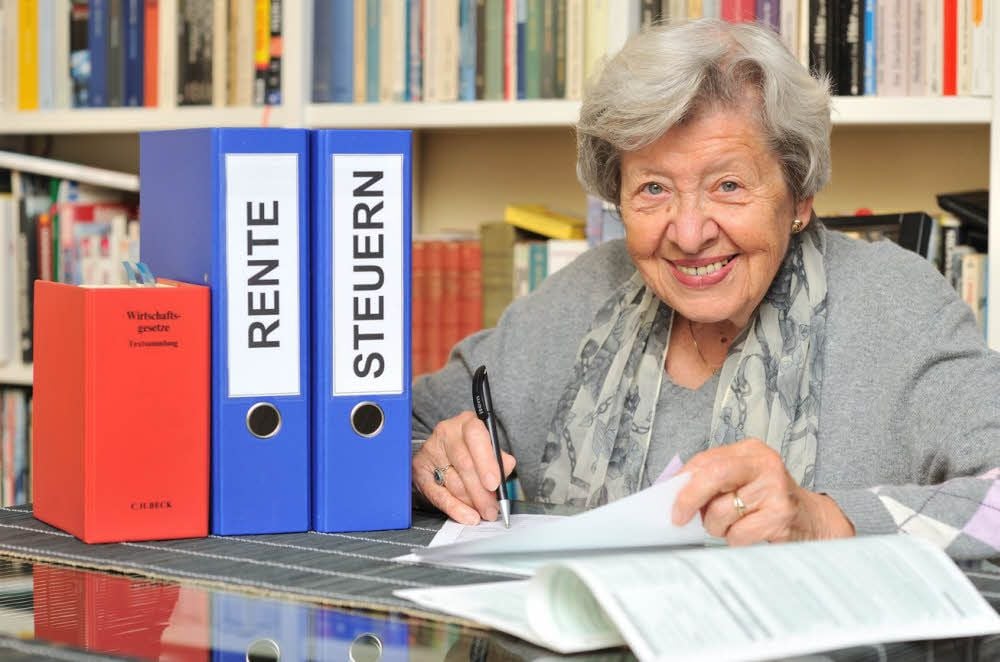 Undankbarer Papierkram: Viele Senioren müssen eine Steuererklärung abgeben. Allerdings können sie auch Kosten absetzen, sodass am Ende keine Steuern fällig werden.