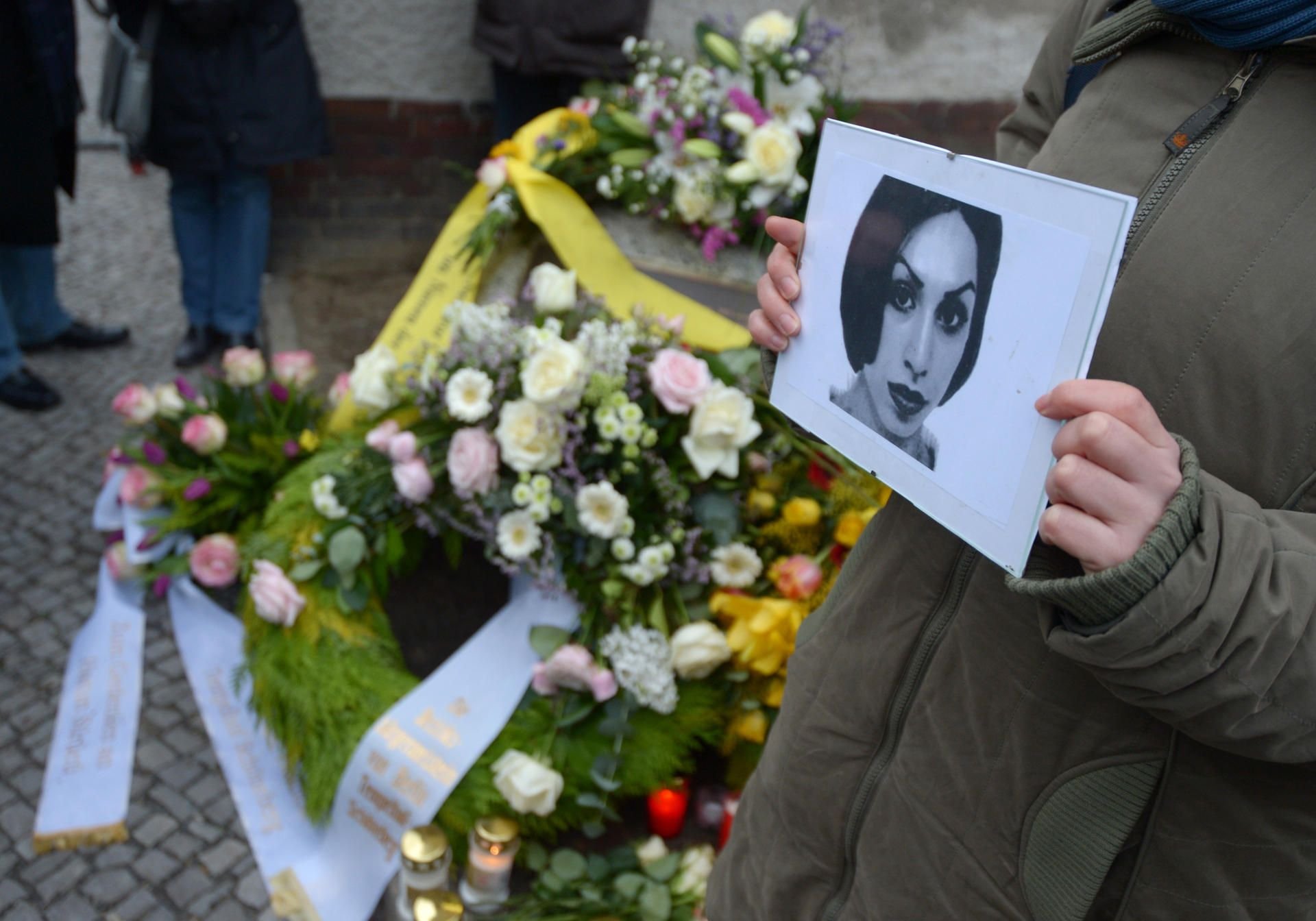 In der Berliner Oberlandstraße steht ein Gedenkstein für die 2005 ermordete Hakun Sürücü.
