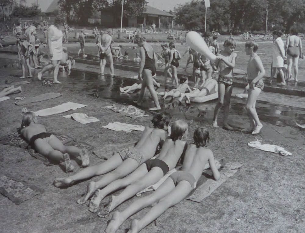 Das Sommerbad war mehr als Vergnügen im Wasser. Auch die großen Liegewiesen waren beliebt. Im Hintergrund ist der Kiosk zu erkennen.