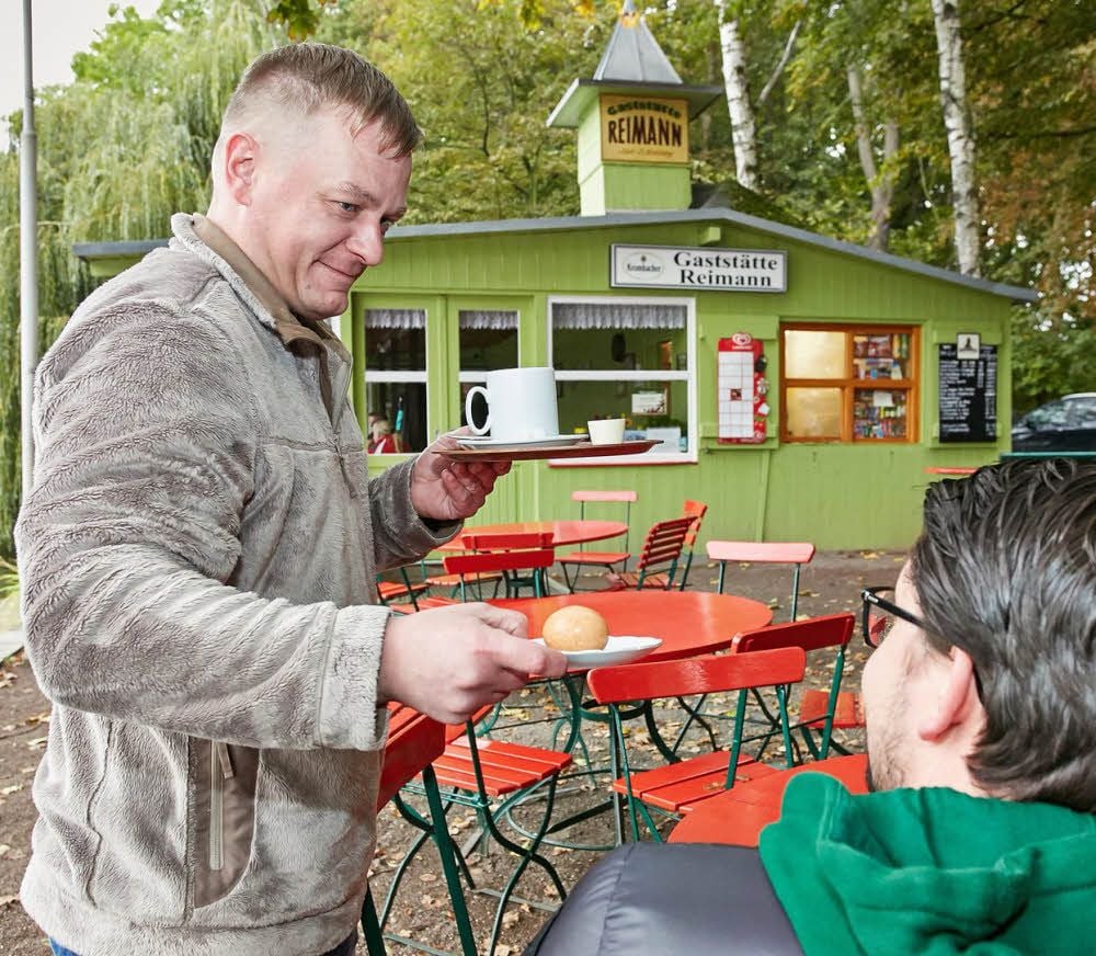 Sven Rehberg beim Bedienen eines Gastes im Kult-Imbiss Reimann