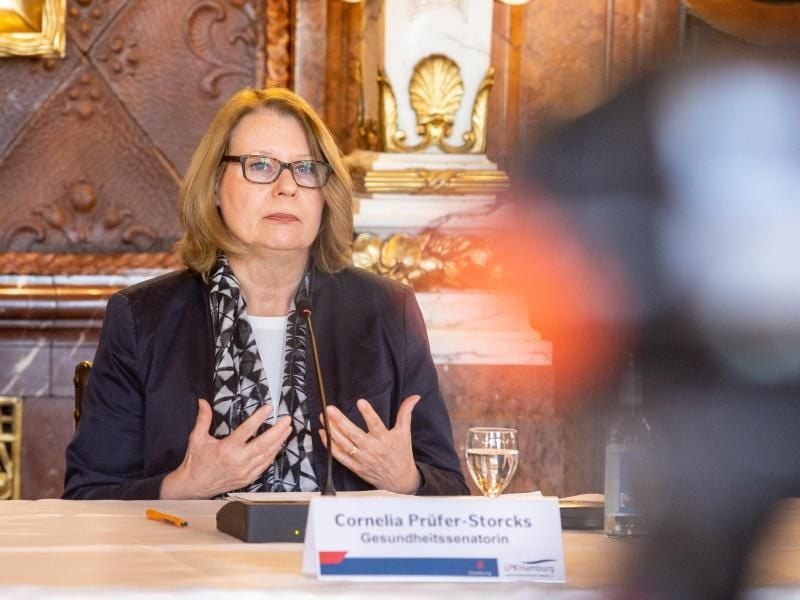 Gesundheitssenatorin Cornelia Prüfer-Storcks spricht auf einer Pressekonferenz. Foto: Ulrich Perrey/dpa