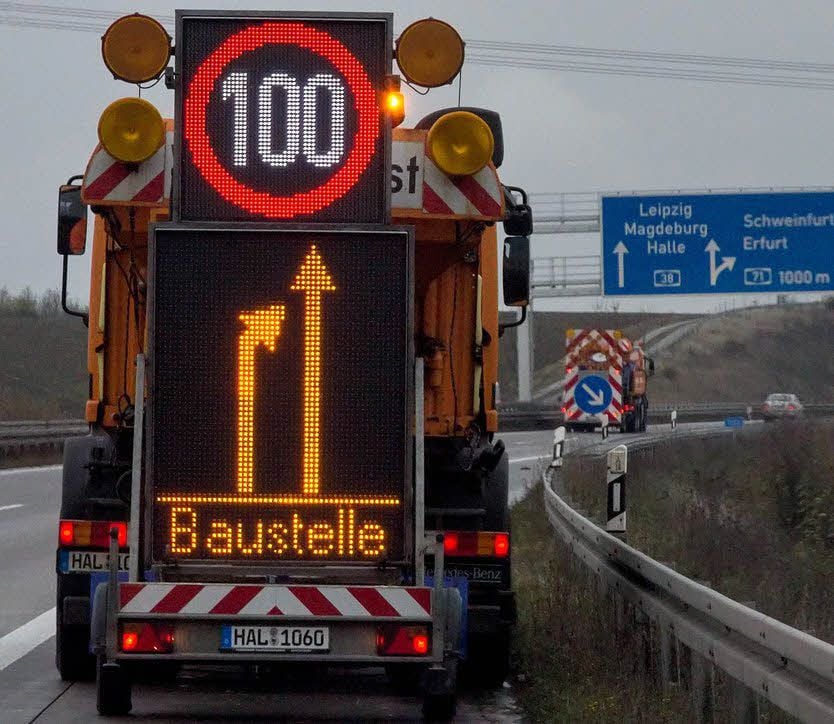 Der erste Vorwarner soll das Tempo auf 100 drosseln, der zweite auf 80. Zur Sicherheitseinrichtung einer Baustelle gehören gut sichtbare LED-Tafeln.