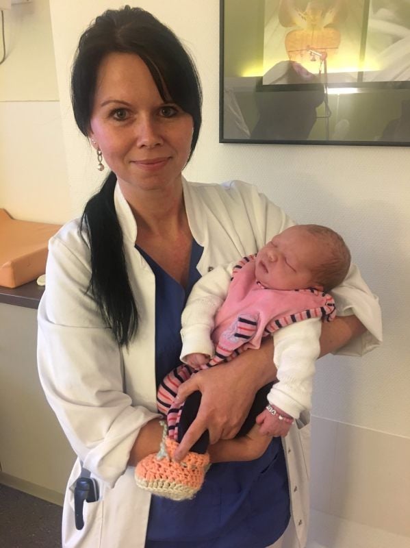 Ärztin Doreen Scharfen mit Sophia Ingrid, dem ersten Baby des Jahres 2020 in der Helios-Klinik. Das Mädchen erblickte am 1. Januar um 11.31 Uhr das Licht der Welt, war 53 Zentimeter groß und wog 3690 Gramm.