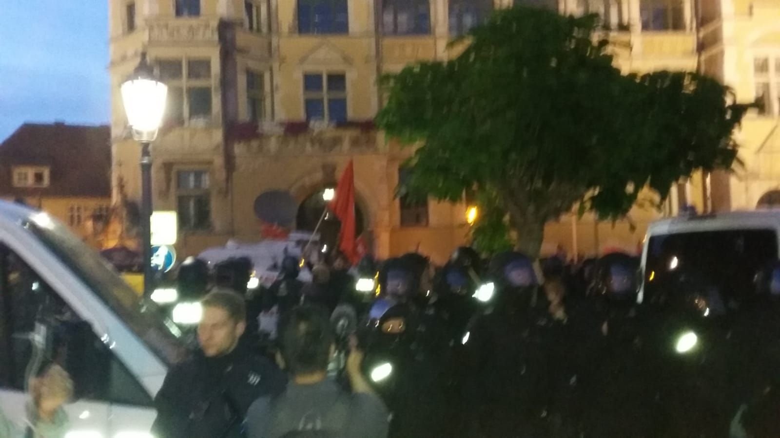 Kurz vor Ende der beiden Demonstrationszüge trafen beide Lager doch noch fast aufeinander, die Polizei konnte eine Eskalation verhindern.