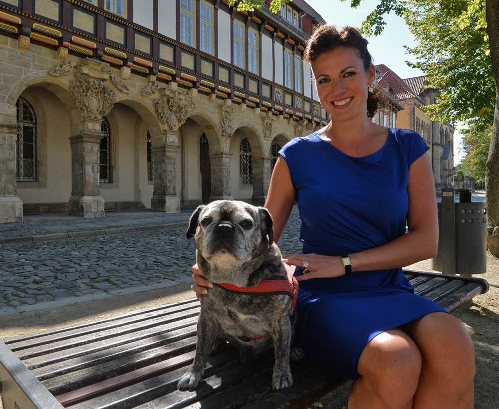 Evelyn Edler wird im Wahlkampf von ihrem Mops Dollar stets begleitet.
