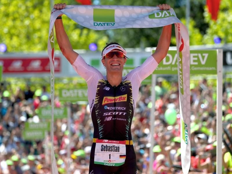 Sebastian Kienle feiert seinen Sieg beim DATEV Challenge Roth im Ziel. Foto: Daniel Karmann