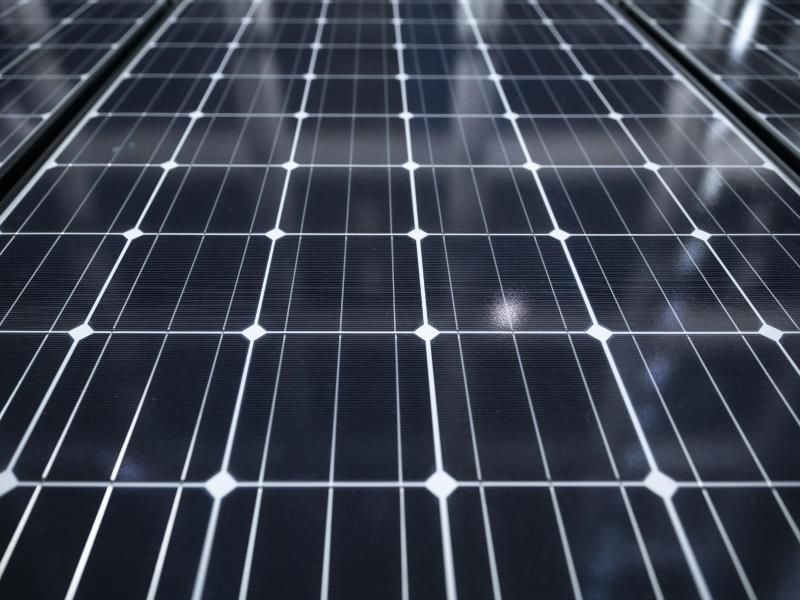 Eine neue Photovoltaikanlage rechnet sich eher, wenn man möglichst viel Strom aus den Modulen selbst verbraucht. Foto: Florian Schuh/dpa-tmn