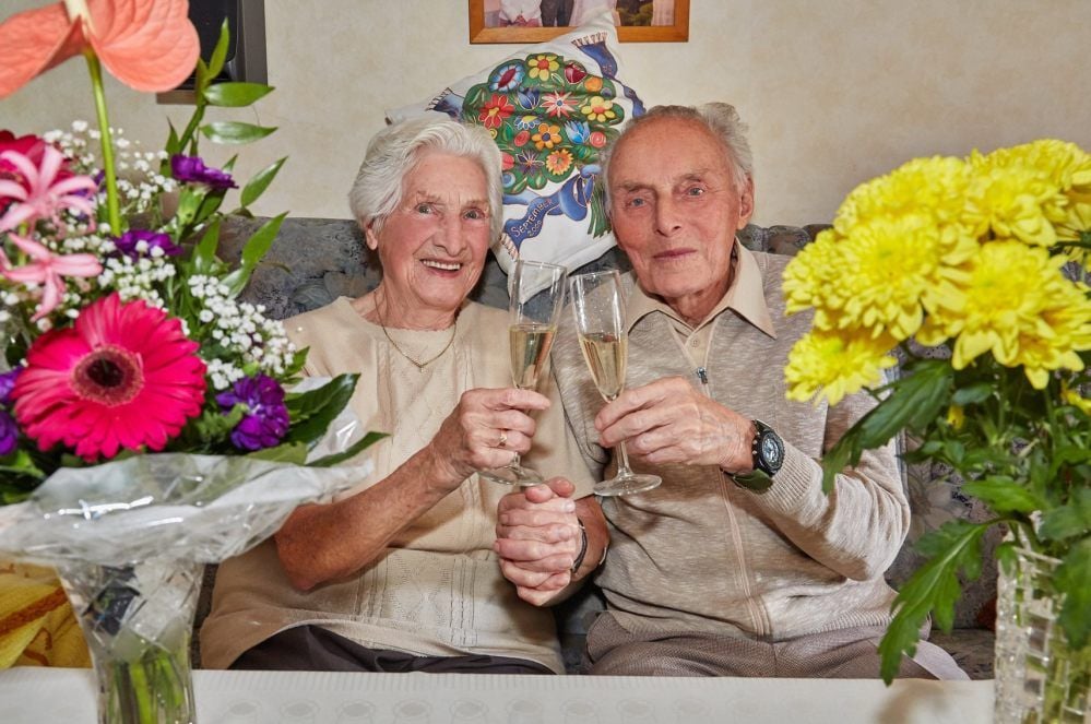 Erna (93 Jahre) und Alfred Haase (92) stoßen mit einem Gläschen Sekt auf ihr 70-jähriges Zusammenleben an.