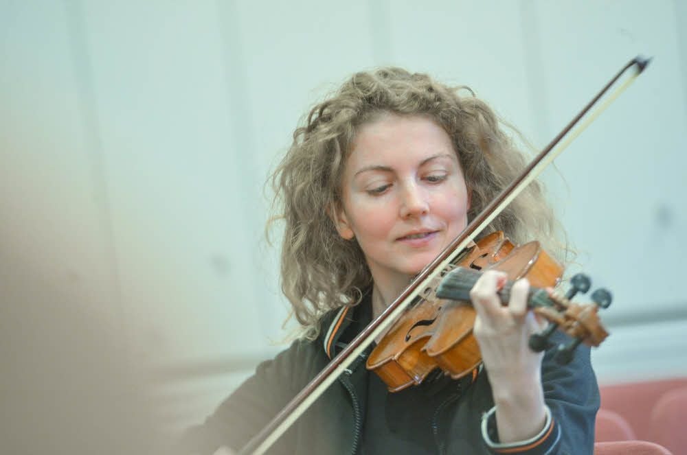 Daniella, der weibliche Part des Duos „Hand to violin“.