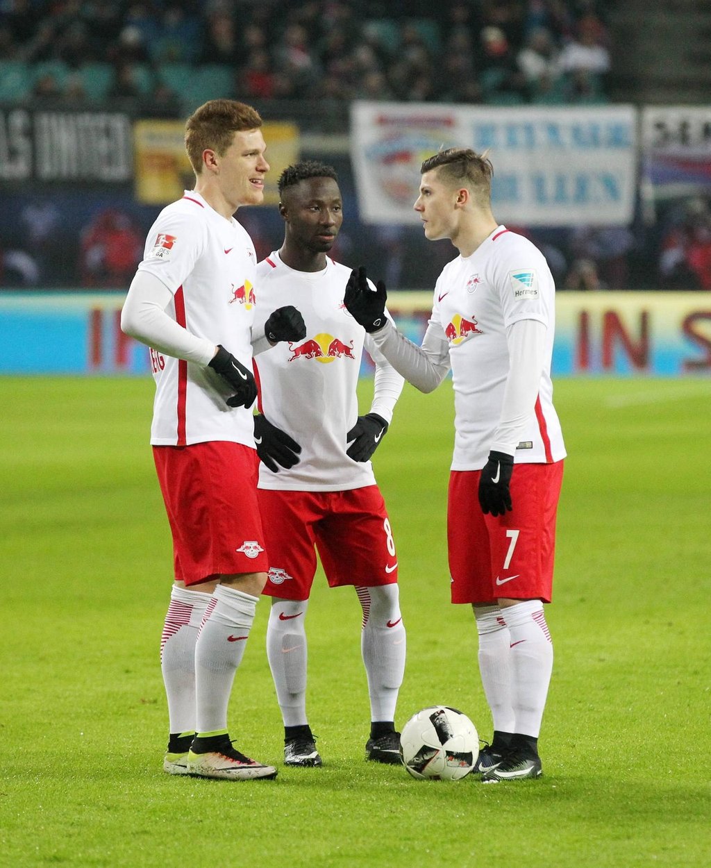Die RB-Spieler Marcel Halstenberg, Naby Keita und Marcel Sabitzer stimmen sich ab, wer den Freistoß zum 1:0 treten darf.