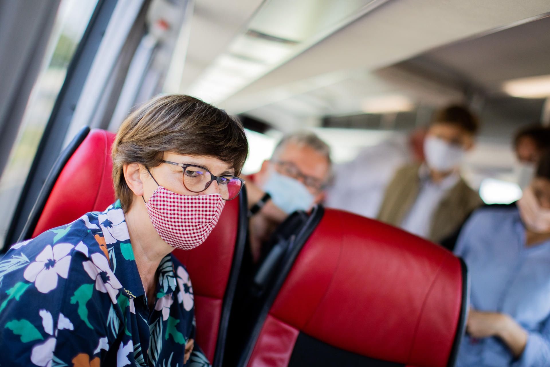 Saskia Esken während ihrer Sommerreise im Bus mit Journalisten.