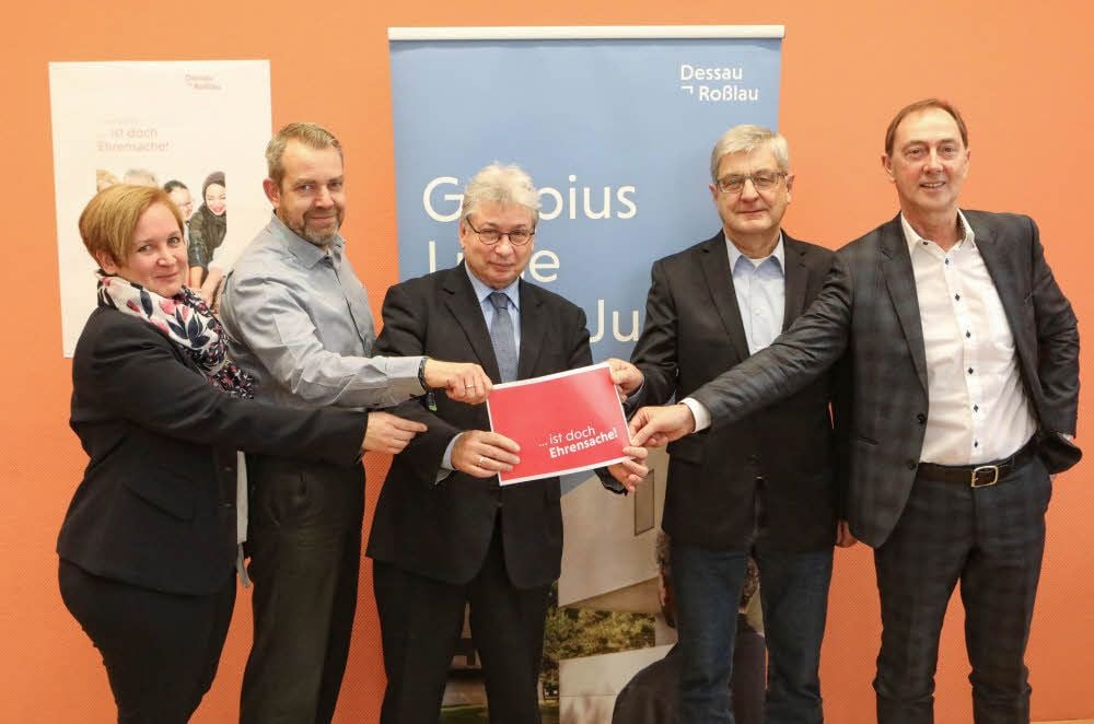 Von links: Saskia Lange (Stadtmarketinggesellschaft), Eiko Adamek (CDU-Stadtratsfraktion)und OB Peter Kuras überreichen gemeinsam mit DRHV-Präsident Ralph Hirsch (r.) die erste Dessau-Roßlauer Ehrenamtskarte an Reiner Fritzsche.