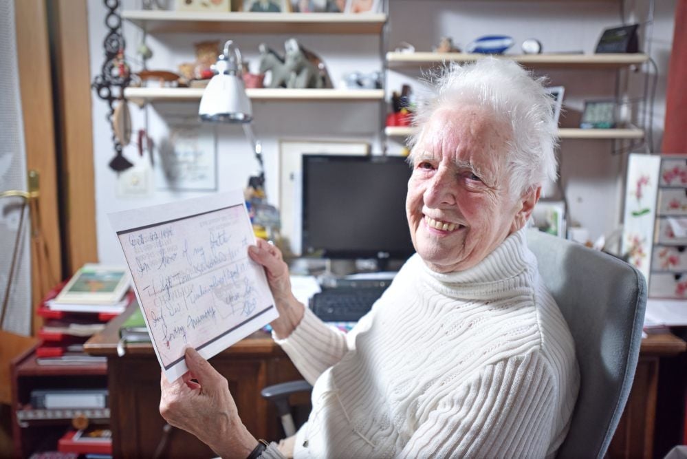 Ursula Borstorff mit einer Fotografie des Gedenkschreibens, das 1994 in Raguhn gefunden worden war.
