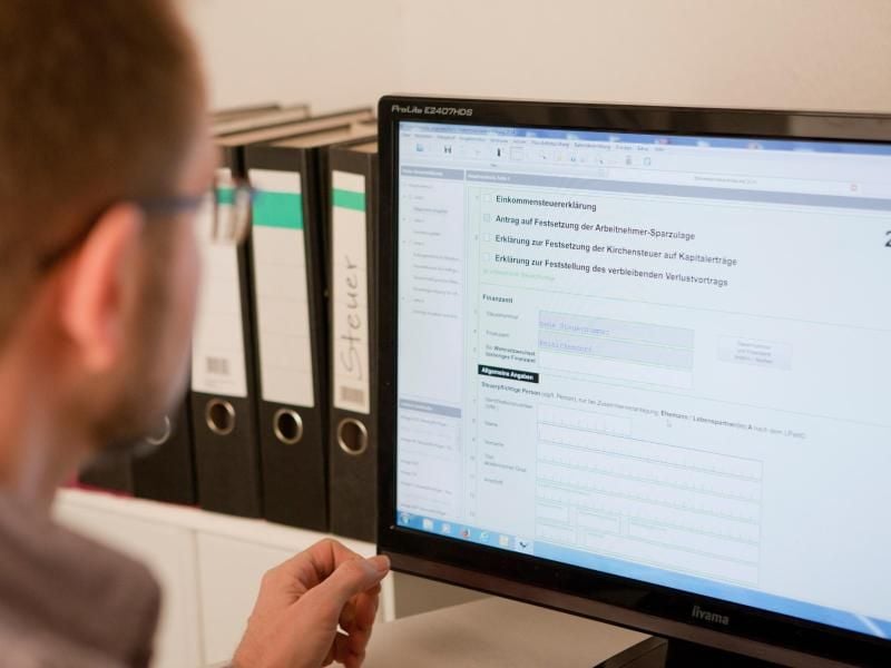 Auch wenn die meisten Steuerzahler ihre Steuererklärung inzwischen elektronisch einreichen, sollte eine Klage gegen den Steuerbescheid besser schriftlich eingelegt werden. Foto: Silvia Marks