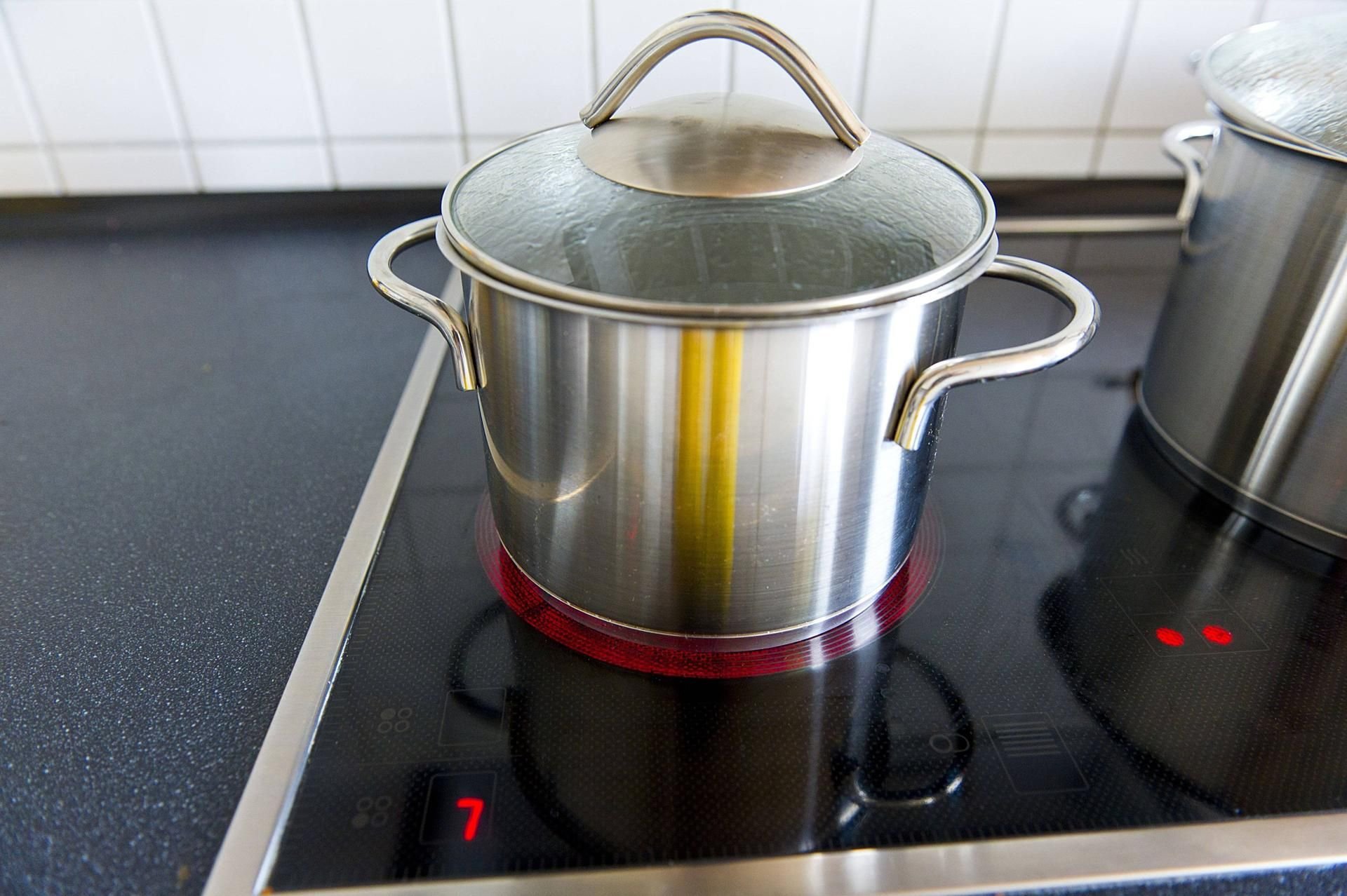 Ein Topf auf einem Herd (Symbolbild)