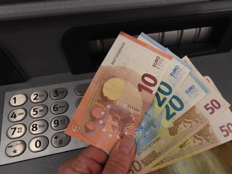 Wenn die Mitarbeiter der Geld- und Wertdienste-Branche streiken, bekommen Automaten und Geschäfte kein frisches Bargeld. Foto: Holger Hollemann