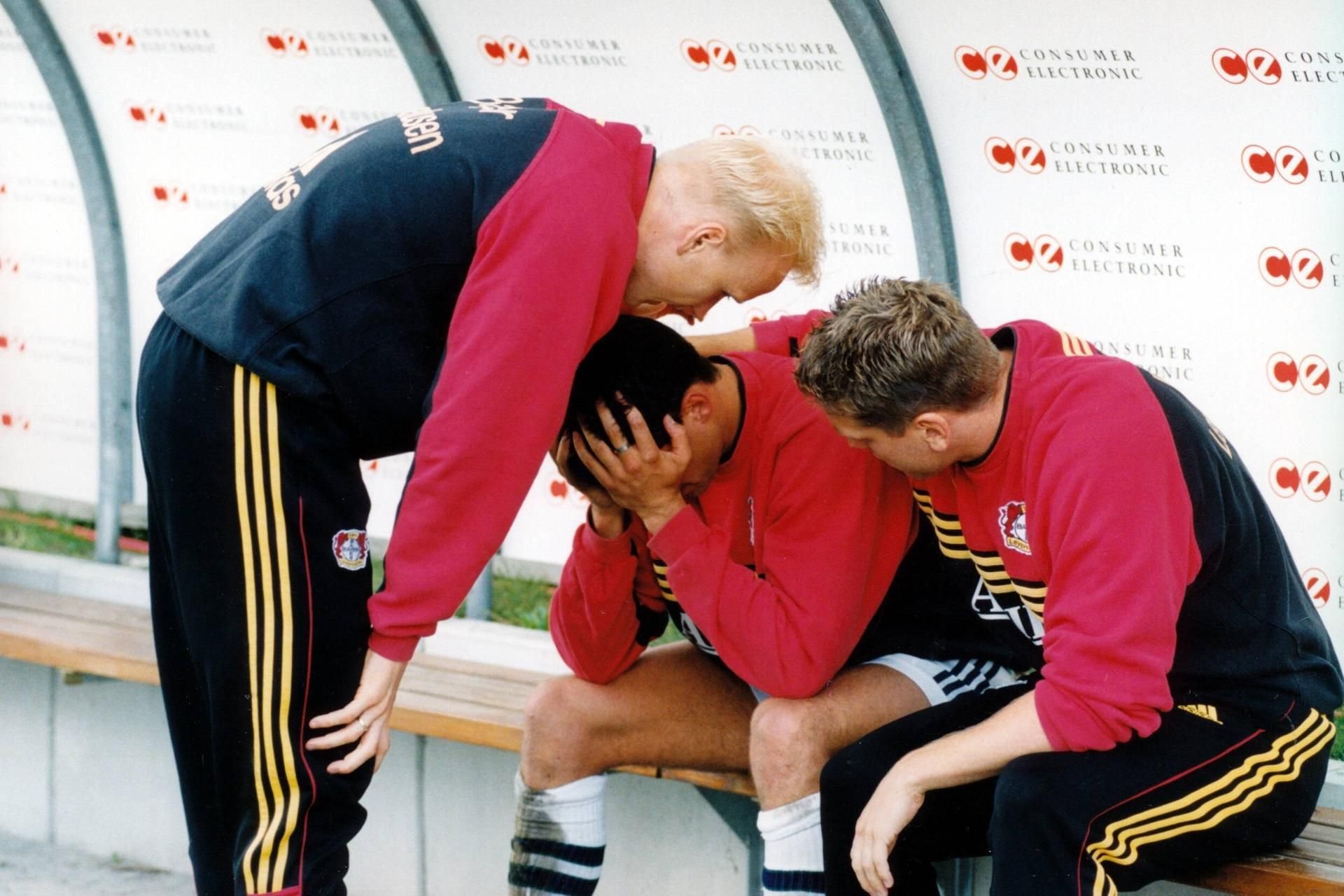 Carsten Ramelow (li.) und Torben Hoffmann (re.) trösten den Eigentor-Schützen Michael Ballack nach der verpassten Meisterschaft von Bayer Leverkusen.