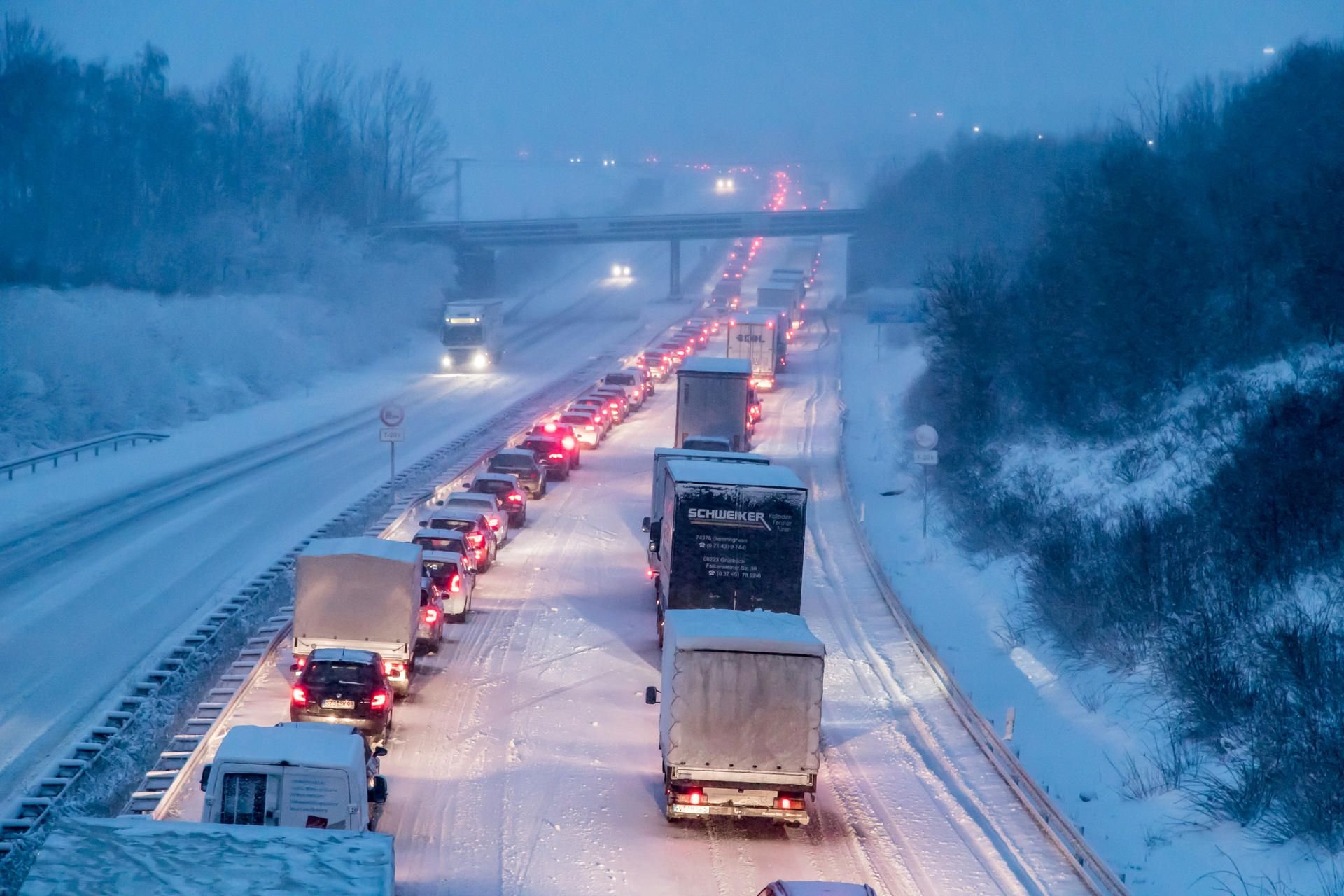 Langer Stau auf der verschneiten Autobahn A72 bei Stollberg.