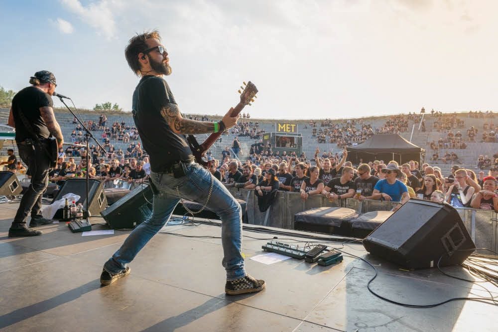 Heiß umjubelt von den Fans ist die Band Artefuckt.
