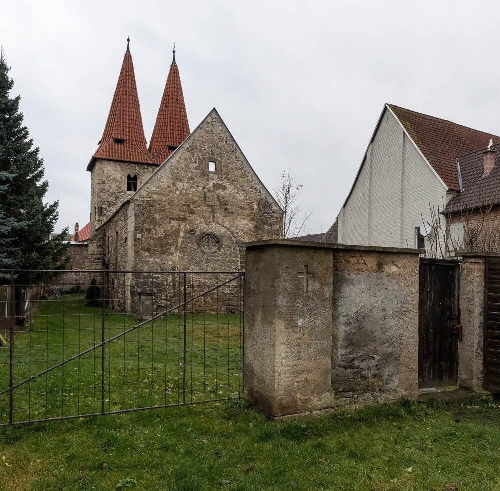 Die Almsdorfer Kirche - in einer der Turmkugeln steckt Franziskas Foto.