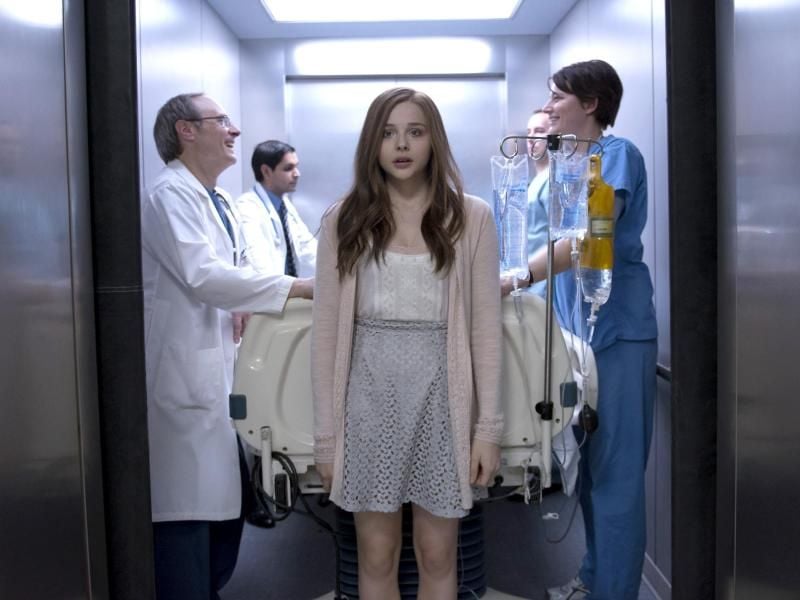 Nach einem schweren Autounfall erwacht Mia (Chloë Grace Moretz) in einer Zwischenwelt . Foto: Doane Gregory/Warner Bros. Entertainment/RTL I