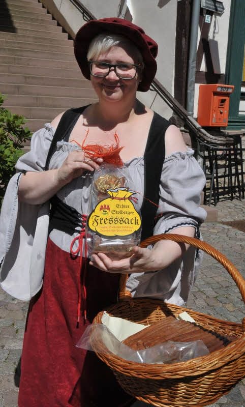 Moderatorin Kiepenfrau Elke (alias Elke Franke) hatte Stolberger Leckerei im Korb: den Stolberger Fresssack.