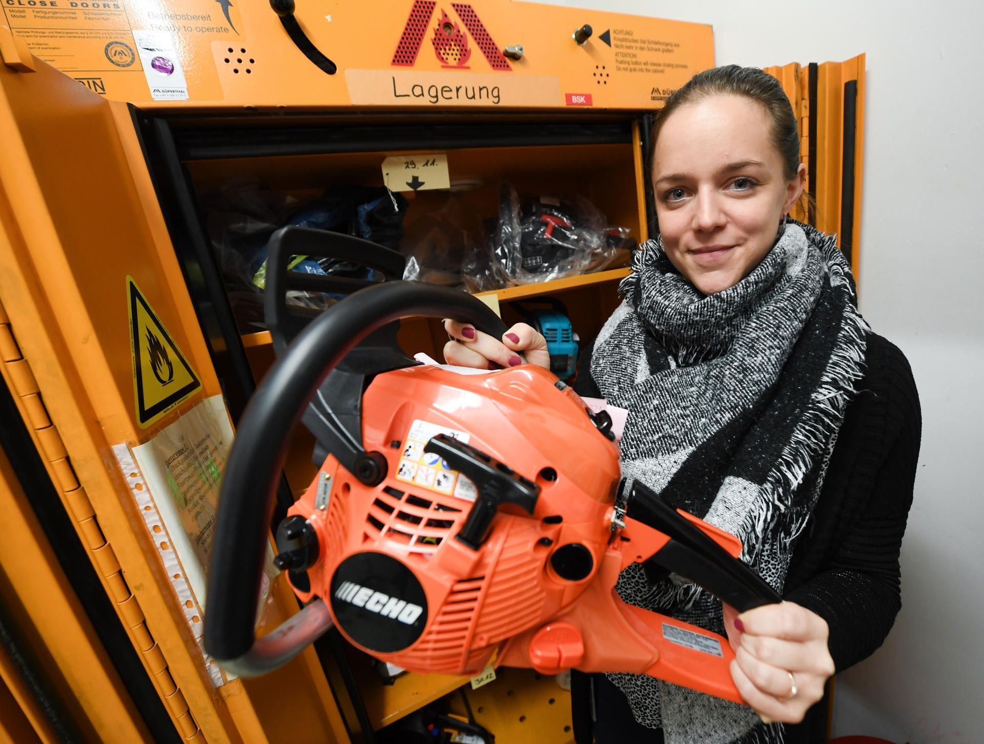 Verrückt, was Reisende am Flughafen vergessen: Rike Krüger, stellvertretende Leiterin des Fundbüros am Flughafen Frankfurt, zeigt eine Kettensäge.