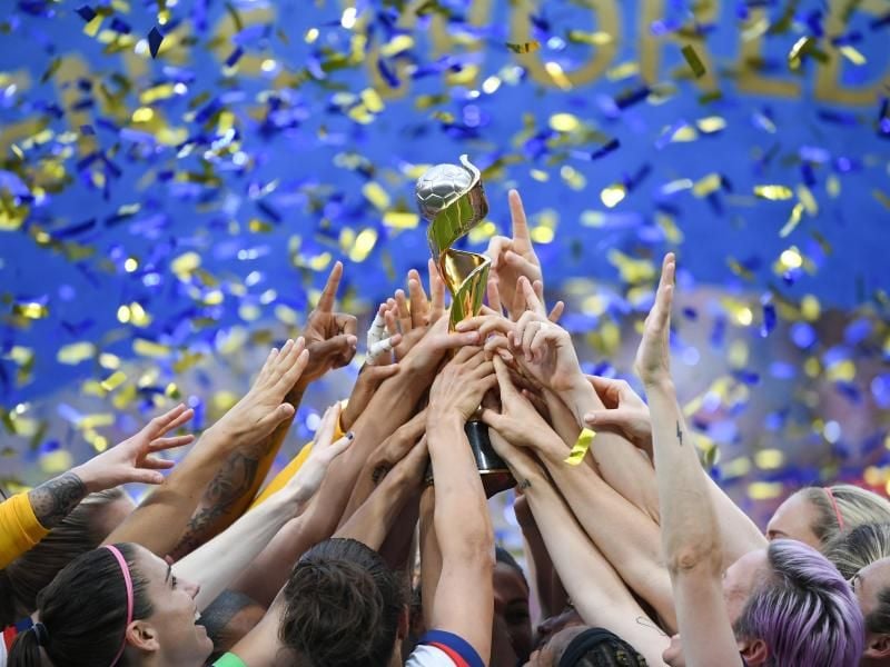 Die Fußballerinnen der USA feiern nach dem 2:0-Sieg gegen die Niederlande den WM-Sieg in Frankreich. Foto: Sebastian Gollnow