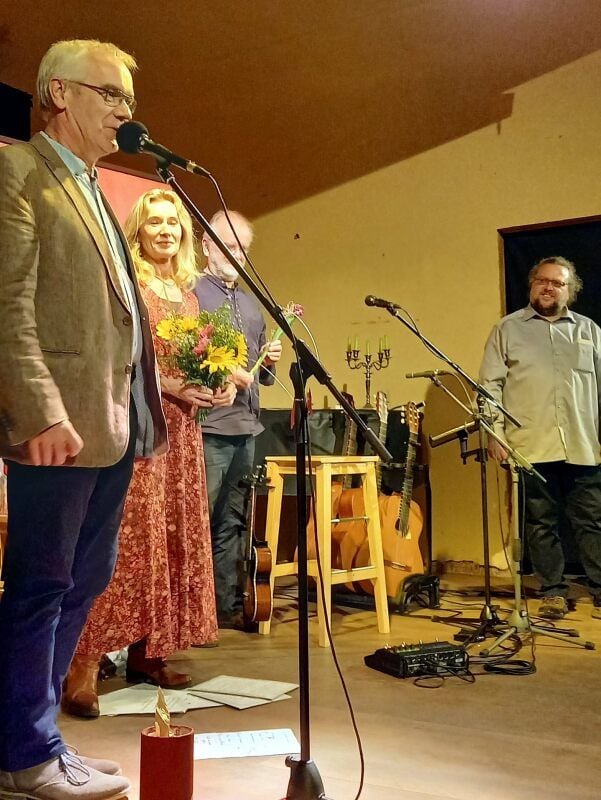 Die Vorstandsmitglieder vom Simonetti-Verein Volker Riedel (l.) und Johannes Lindemann bedanken sich bei den Künstlern.