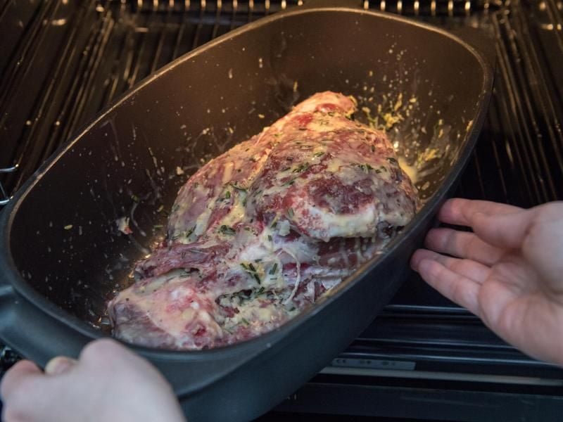 Damit das Fleisch saftig wird, sollte der Bräter dickwandig und geräumig sein. Foto: Andrea Warnecke/dpa