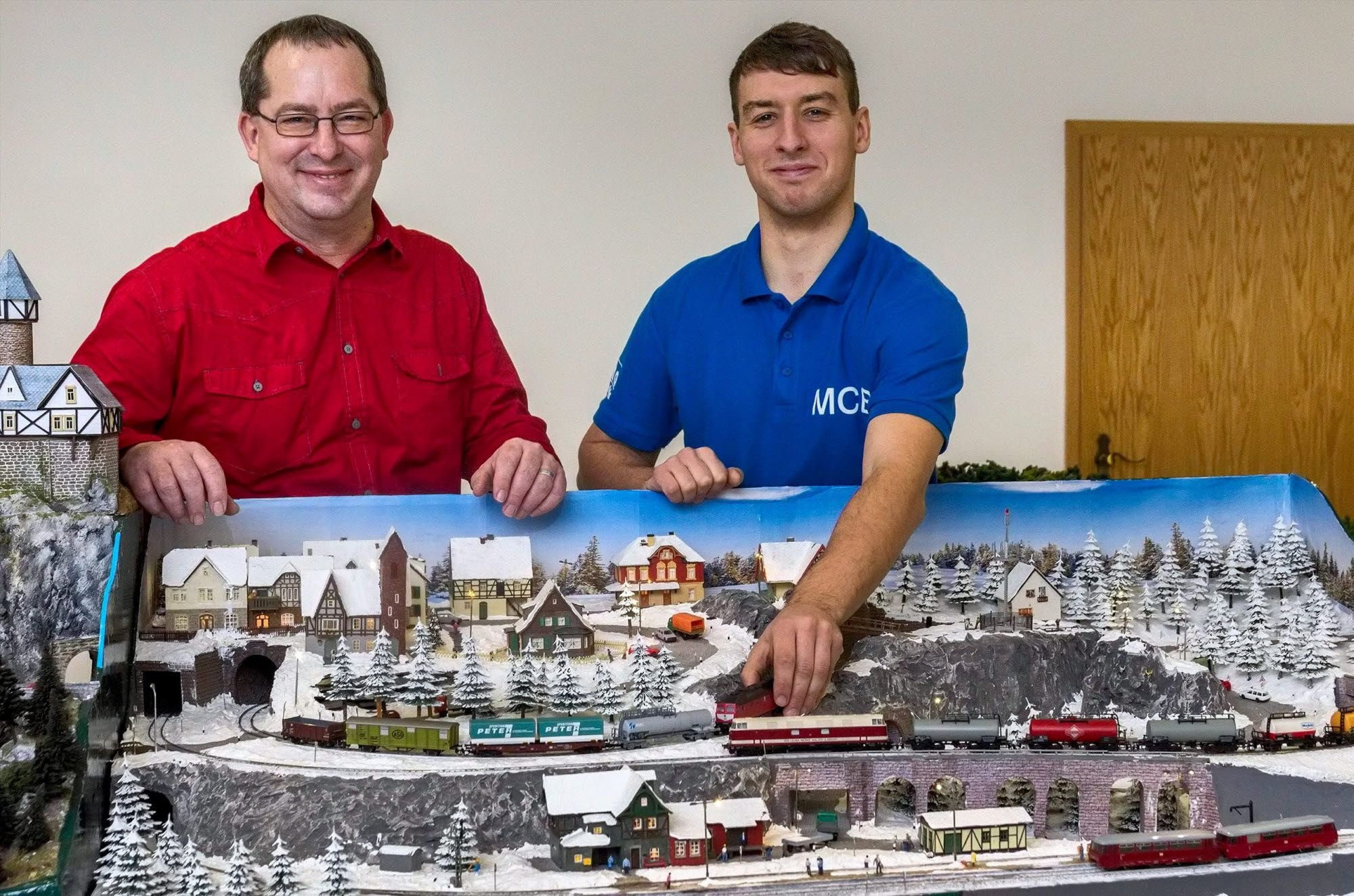 Modelleisenbahnen sind ihre Leidenschaft. Sven Reichhardt aus Merseburg (l.) und Steve Franke aus Braunsbedra.