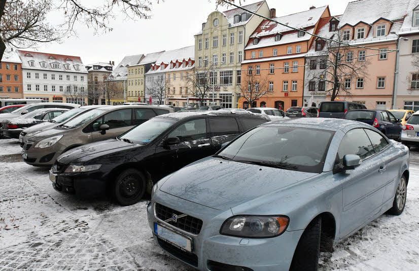 Alles nicht legal - parkende Autos auf dem Markt.