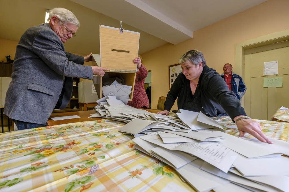 Im Wahllokal „Klosterhof“ in Coswig wurde am Sonntag kurz nach 18 Uhr mit dem Auszählen der Stimmen begonnen. Neun Kandidaten hatten sich um das Bürgermeisteramt beworben.
