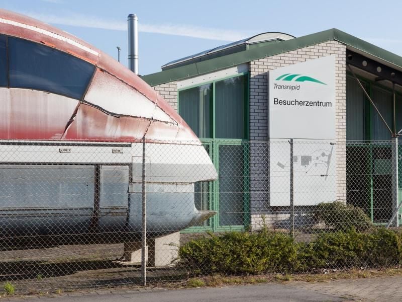Ein Transrapidzug auf dem Gelände des Besucherzentrums im niedersächsischen Lathen. Seit Ende 2011 fährt der Transrapid nicht mehr im Emsland. Foto: Friso Gentsch