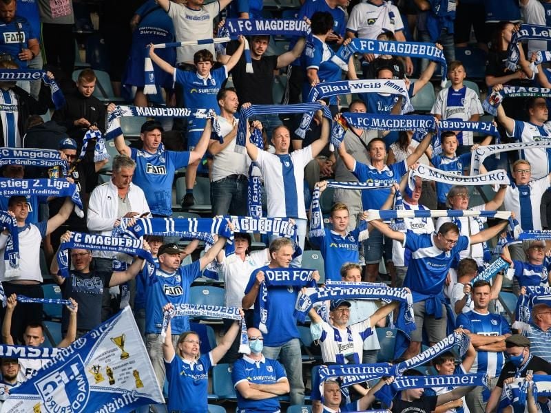 Fans des 1. FC Magdeburg beim Pokalspiel gegen Darmstadt. Auch in dieser Woche geht die Debatte um Zuschauer in den Stadien weiter. Foto: Swen Pförtner/dpa