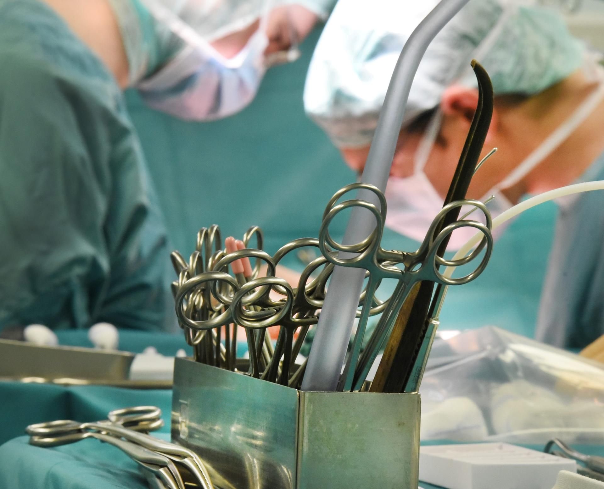 Ärzte während einer Operation. (Symbolbild)