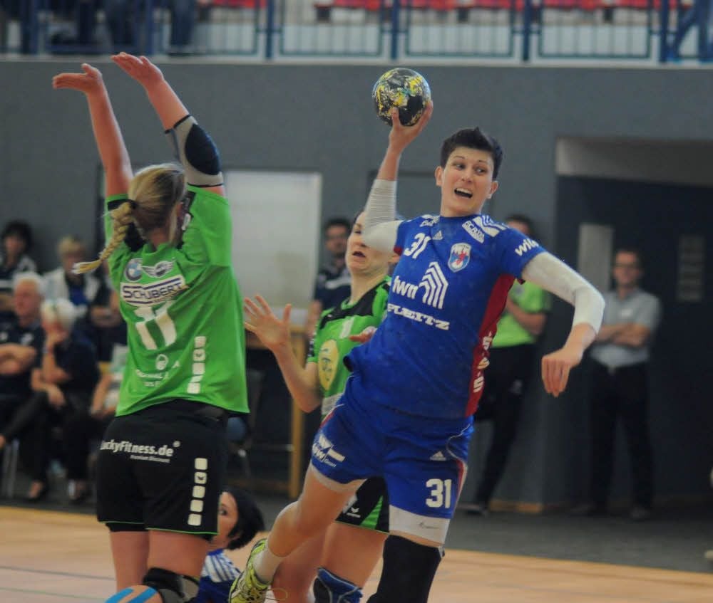Carolin Konrad (r.) erzielte in ihrem Abschiedsspiel fünf Tore für das HCB-Oberliga-Team. Sie verlässt aber wie Charlotte Wojna, Vivien Walzel, Thea Schwarz, Jurate Kiskyte und Julia Luther den Club nach dieser Saison.