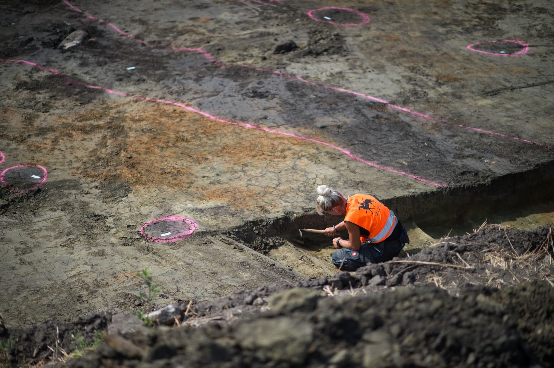 Die Überreste der Steinzeitsiedlung waren im Rahmen des Baus der Ortsumgehung der Bundesstraße 71 bei Wedringen gefunden worden.