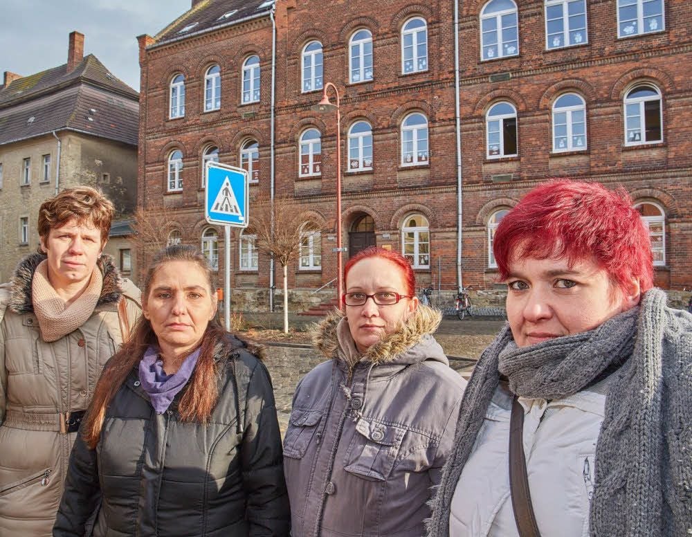 Bärbel Rademacher (von links), Mireille Schulze, Antje Lautenbach und Alice Jahn stehen stellvertretend für viele Eltern in Nienburg, die mit der Unterrichtsversorgung ihrer Kinder an der Grundschule unzufrieden sind.