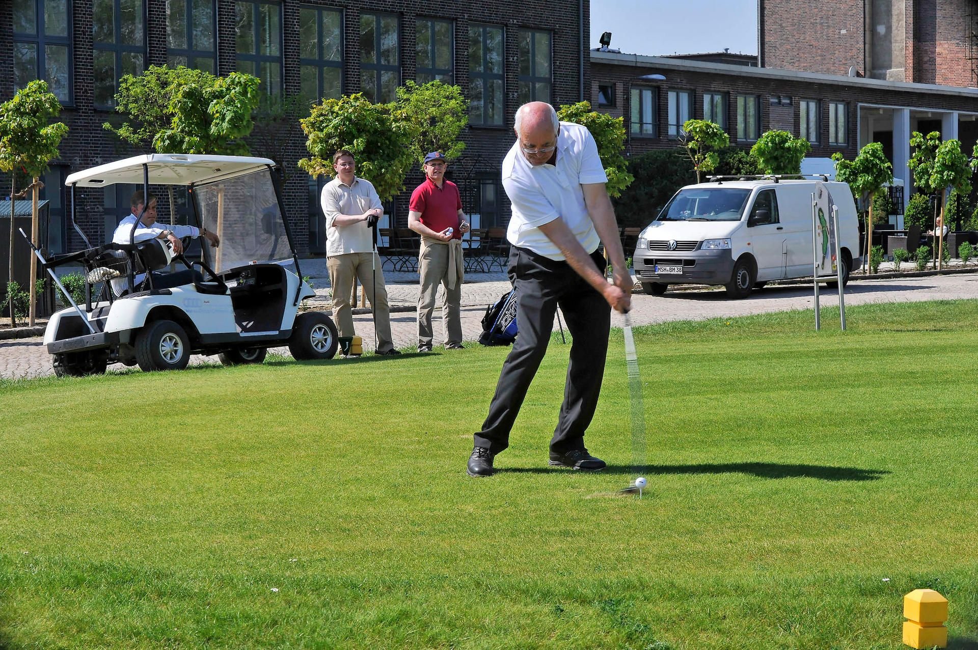 Jeder kann sich am Donnerstag selbst einmal am Golfschläger ausprobieren.
