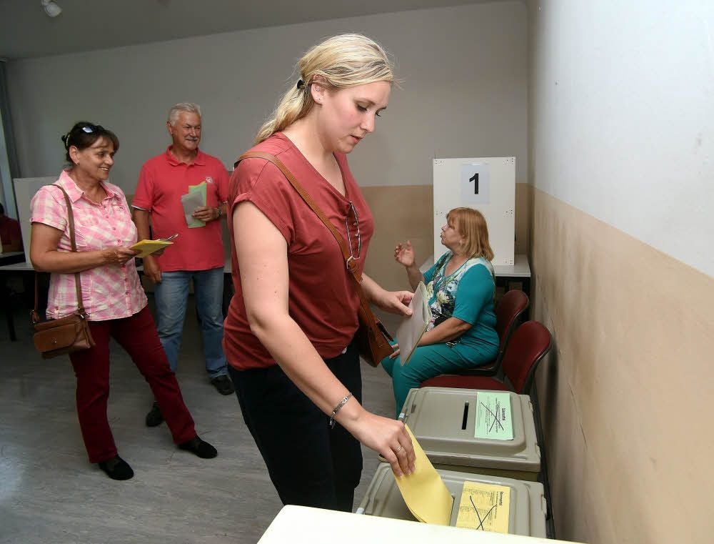 Die Zeitzerin Sophia Becker gab im Wahllokal an der Friedensstraße ihre Stimme für den Stadtrat ab.